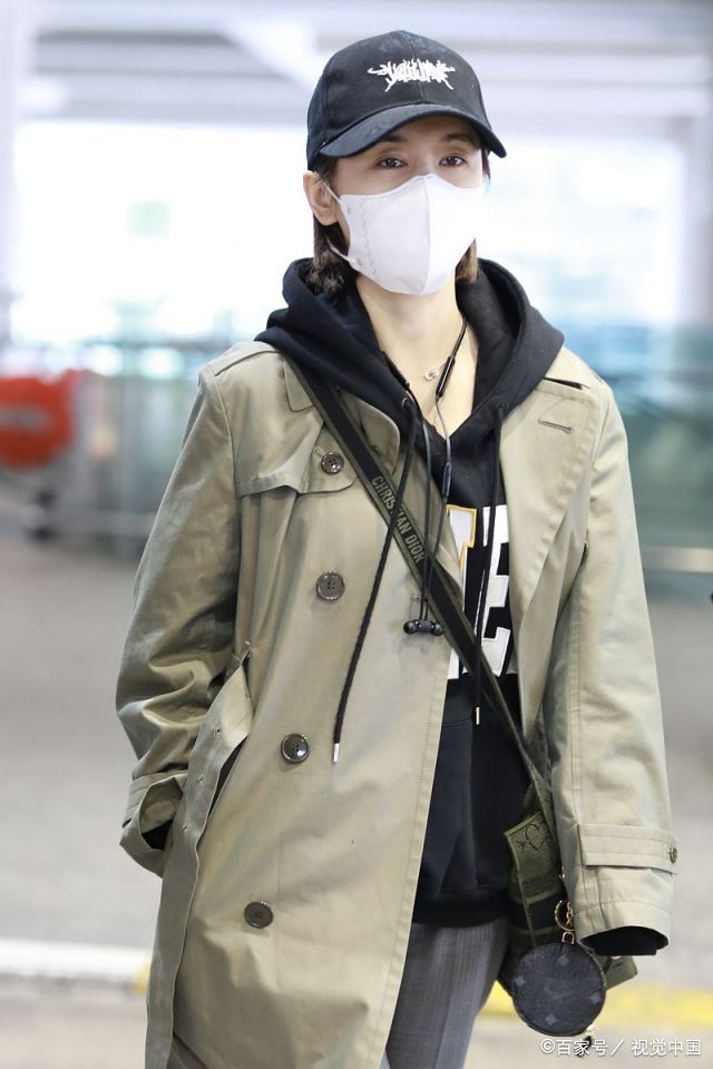 王子文不惧春寒穿风衣现身,赶早班机睡眼惺忪倦意十足